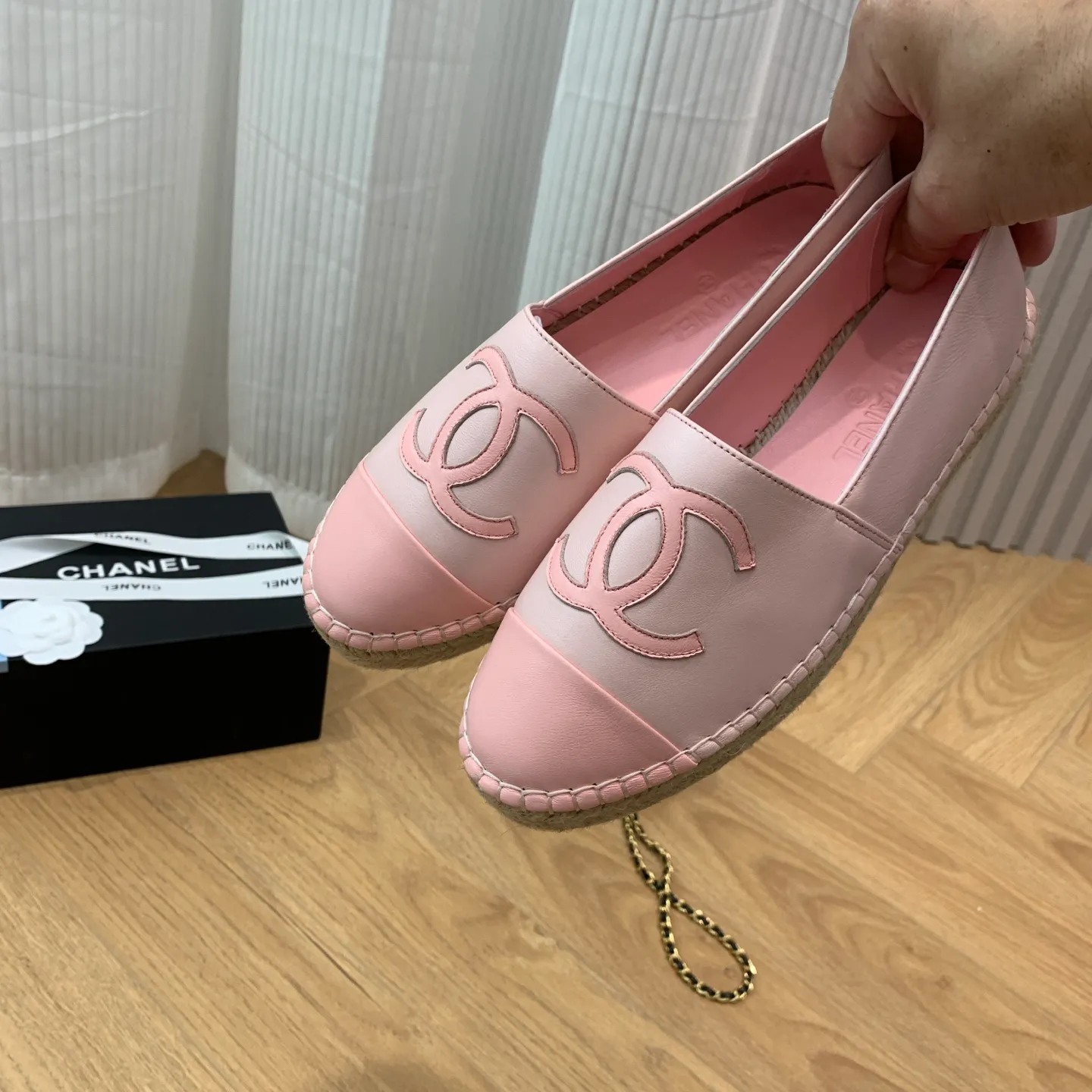 👟👟Ex-factory price 440👟👟 👑New colors are coming ✌️New version of Chanel fisherman shoes is coming❗️Delivered in a full set of top-notch packaging. The quality of my fisherman shoes has not been introduced much, everyone who has had them knows it! The original customized upper, and my outsole is the original translucent outsole, the opaque outsole is the wrong version, full set of authentic packaging ❗️ size: 35-40, running price